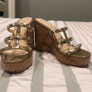 Brand new Jessica Simpson gold wedges